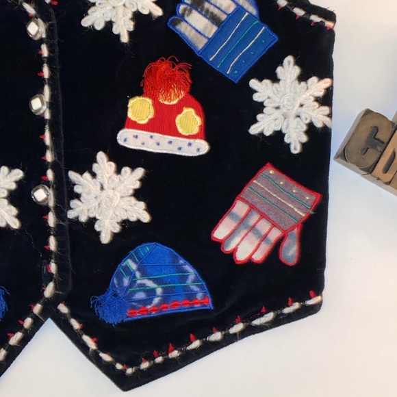 ❄️TAN TRUMS Snowflakes/❄️Hats/Gloves🧤 Vest in Black - Picture 9 of 12